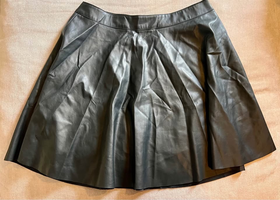 Fahsyee Black Large Faux Leather Pleated Skater Skirt
